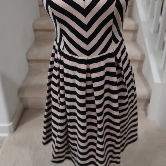 Striped Sleeveless Dress - Picture 3 of 7